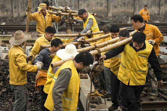 众工在线 | 为什么"铁打"的农民工,不到50岁就成了"纸老虎"?_身体