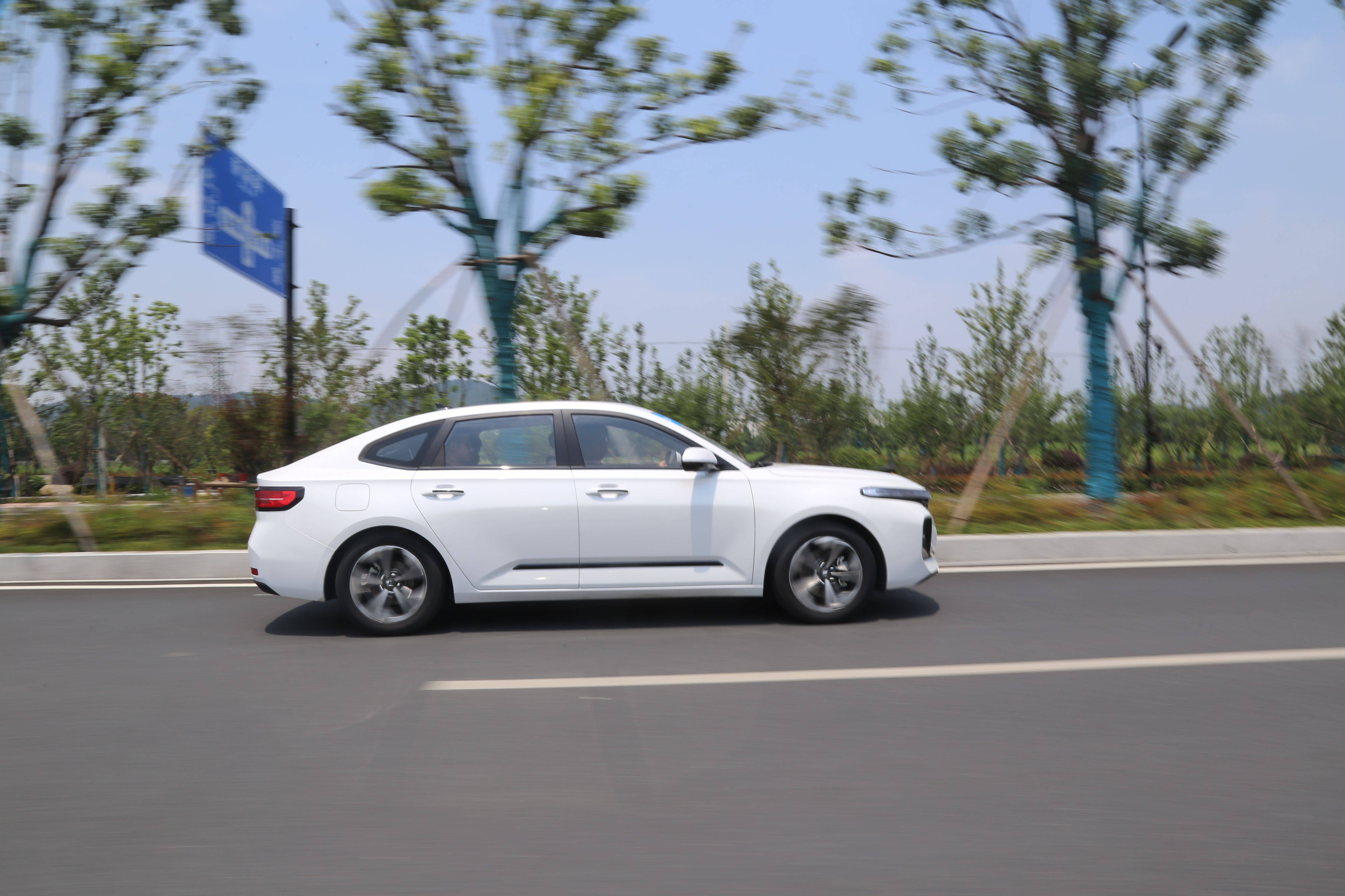 不走寻常路的家轿 抢先试驾新宝骏rc-5