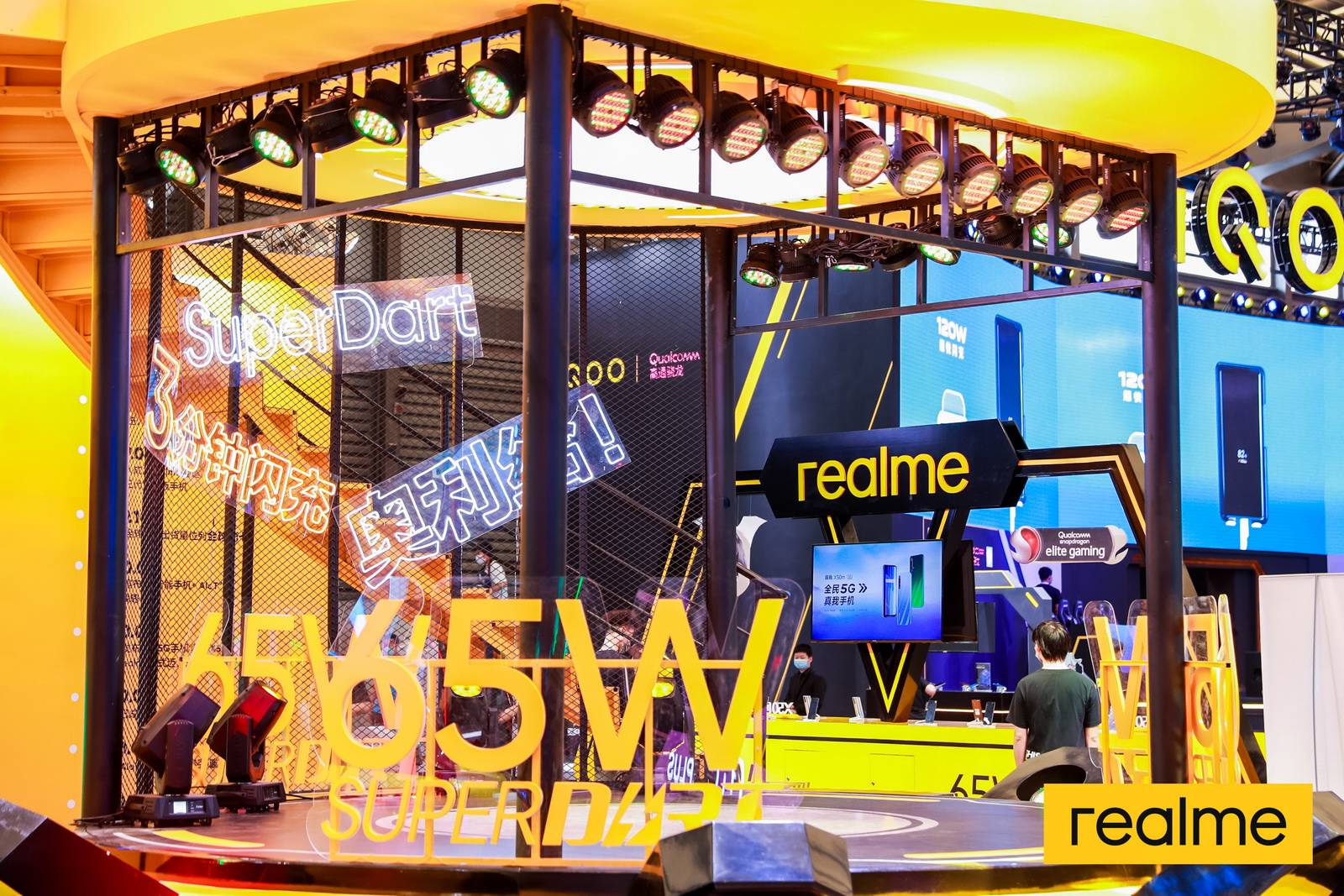 《realme最潮展厅引爆ChinaJoy 智慧闪充让5G畅玩不断电》