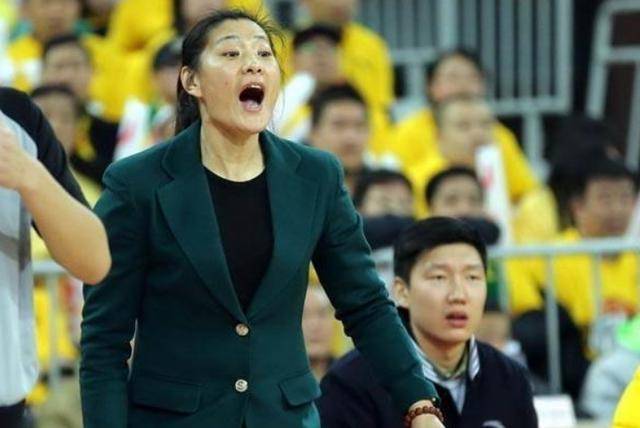 她是cba首位女教练!热衷公益,前男友是巩晓彬,现50岁无人问津_李昕
