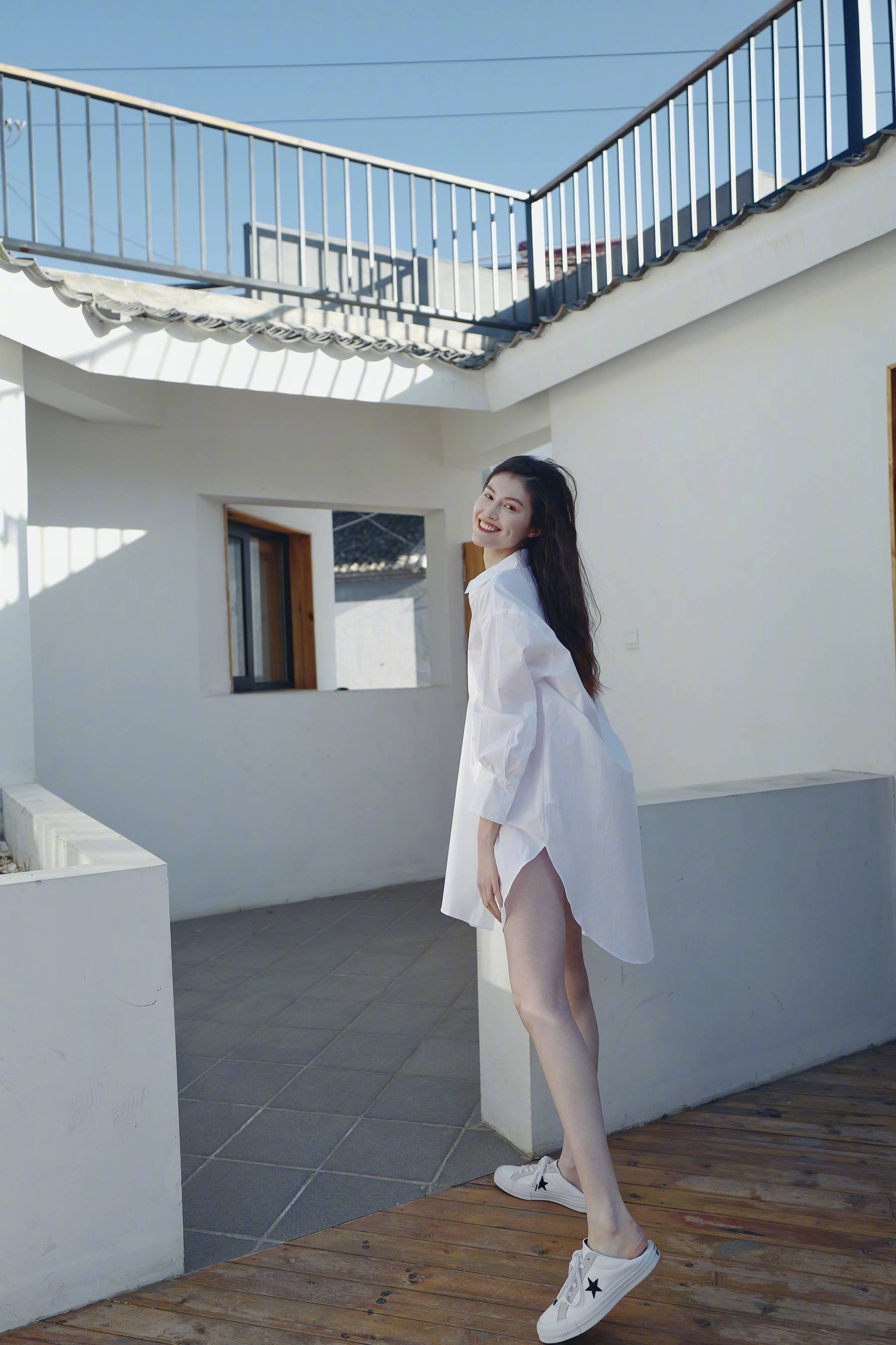 原创30岁何穗成熟优雅一身纯白抹胸礼裙前凸后翘很迷人