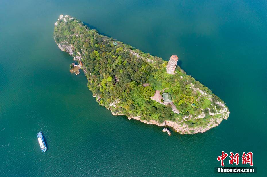 航拍丰水期鄱阳湖湖口水域碧波万顷间鞋山岛耸峙