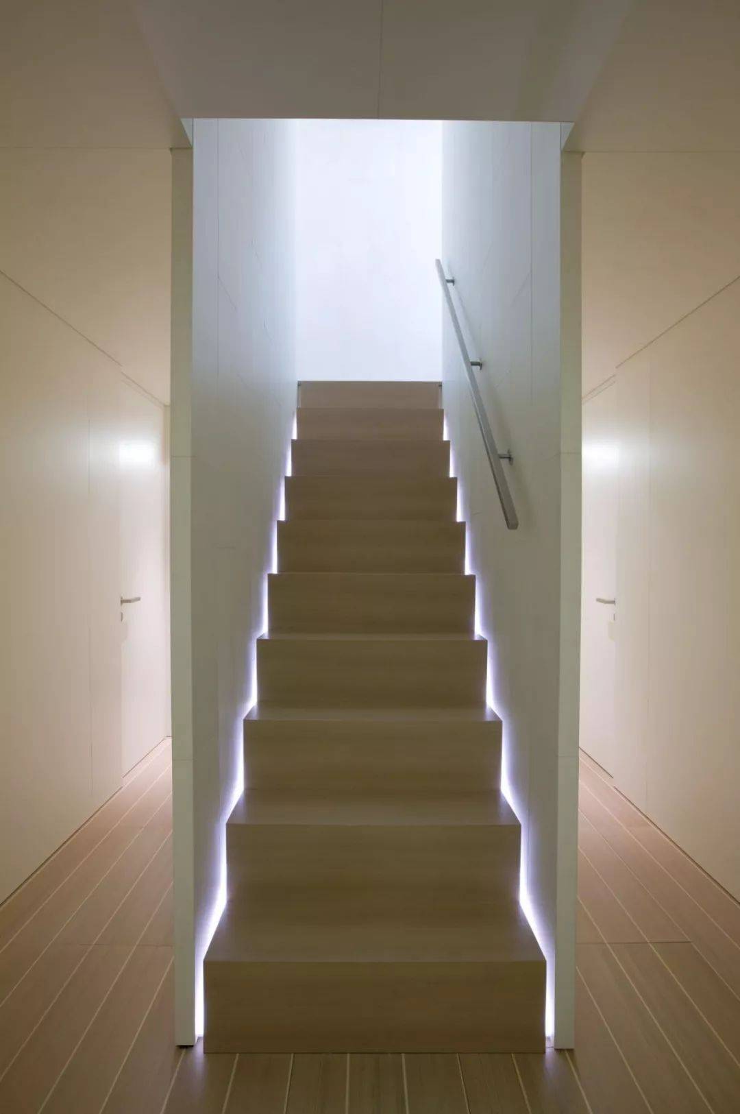 楼梯灯最佳安装位置图图片
