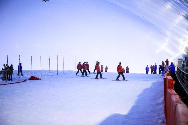 8月1日温州市区奇特冰雪乐园等你来体验"冰火两重天"_滑雪