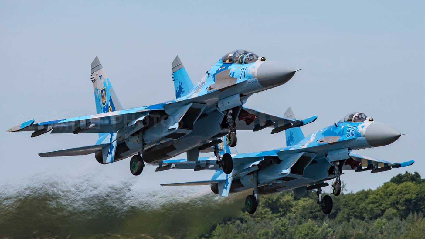 原创苏27侧卫战机机动瞬间使用al31f冒红火为什么歼10冒蓝火