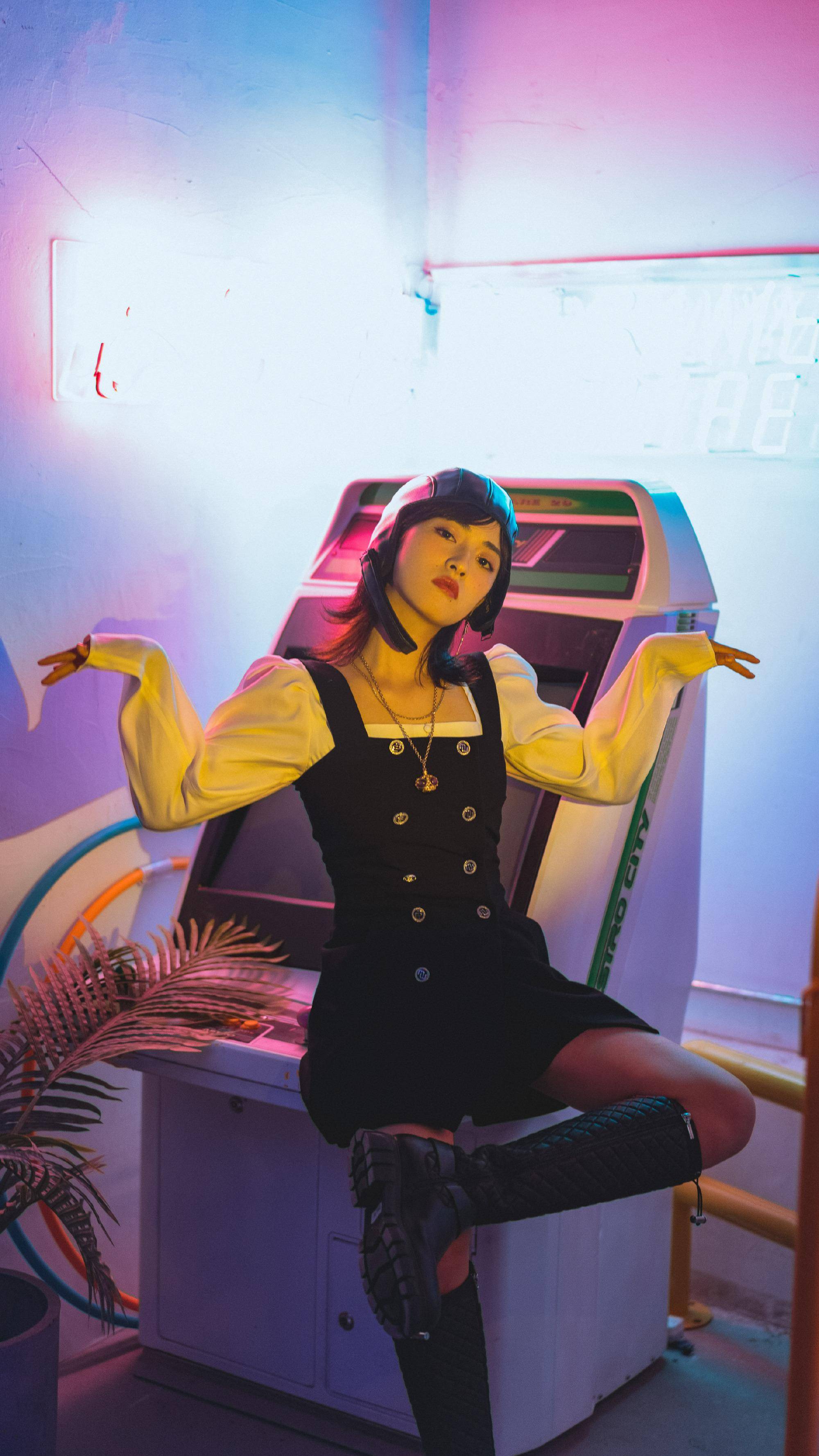 沈月穿搭土气?长裙搭配飞行帽元气满满,时尚大气又洋气十足