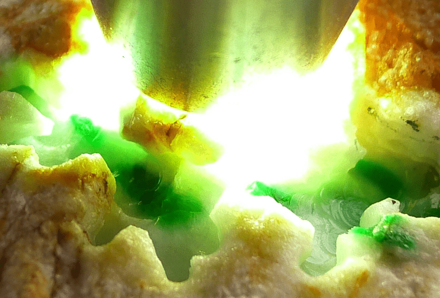 底白如雪交相辉映一一白底青翡翠原石欣赏