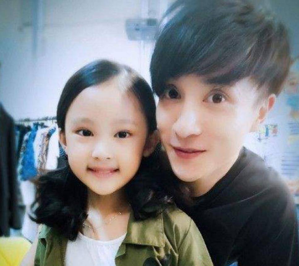 终于等到薛之谦"女儿"长大,看清她近照那一刻,这不是缩小版宋祖儿吗?