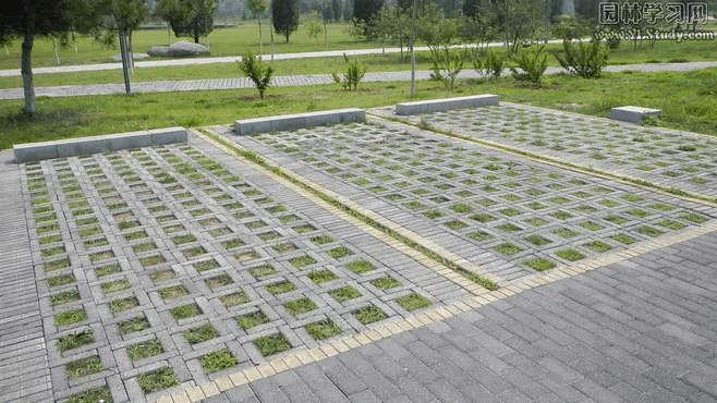 一种用于停车场的生态砖,车压过一样长草?绿色停车位首选!
