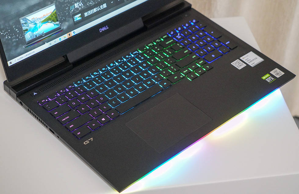 性感的小尾翼加身戴尔g77700开箱体验