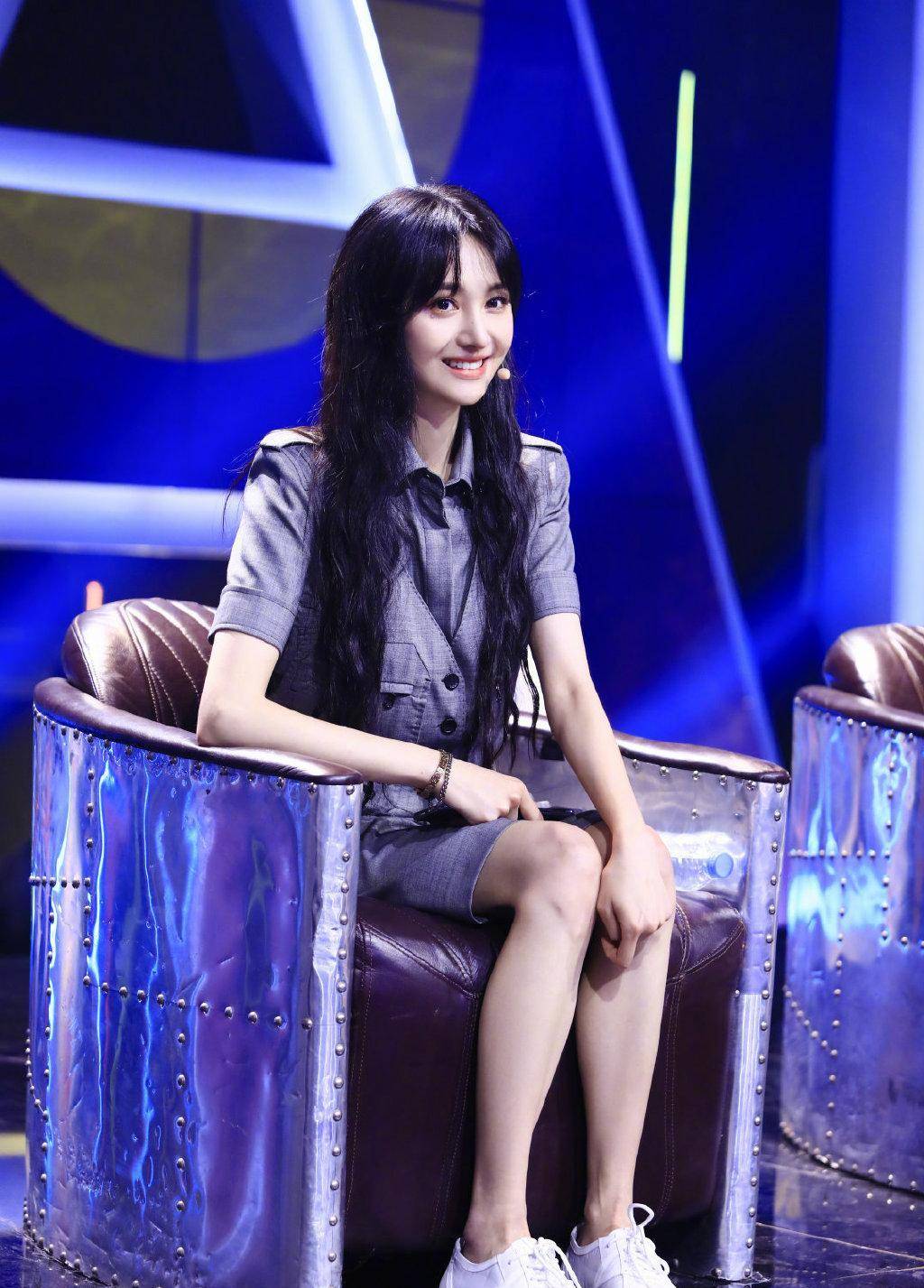 郑爽穿衬衫马甲配短裤,把小白鞋换成亮钻长筒靴,整个人都性感了_感觉