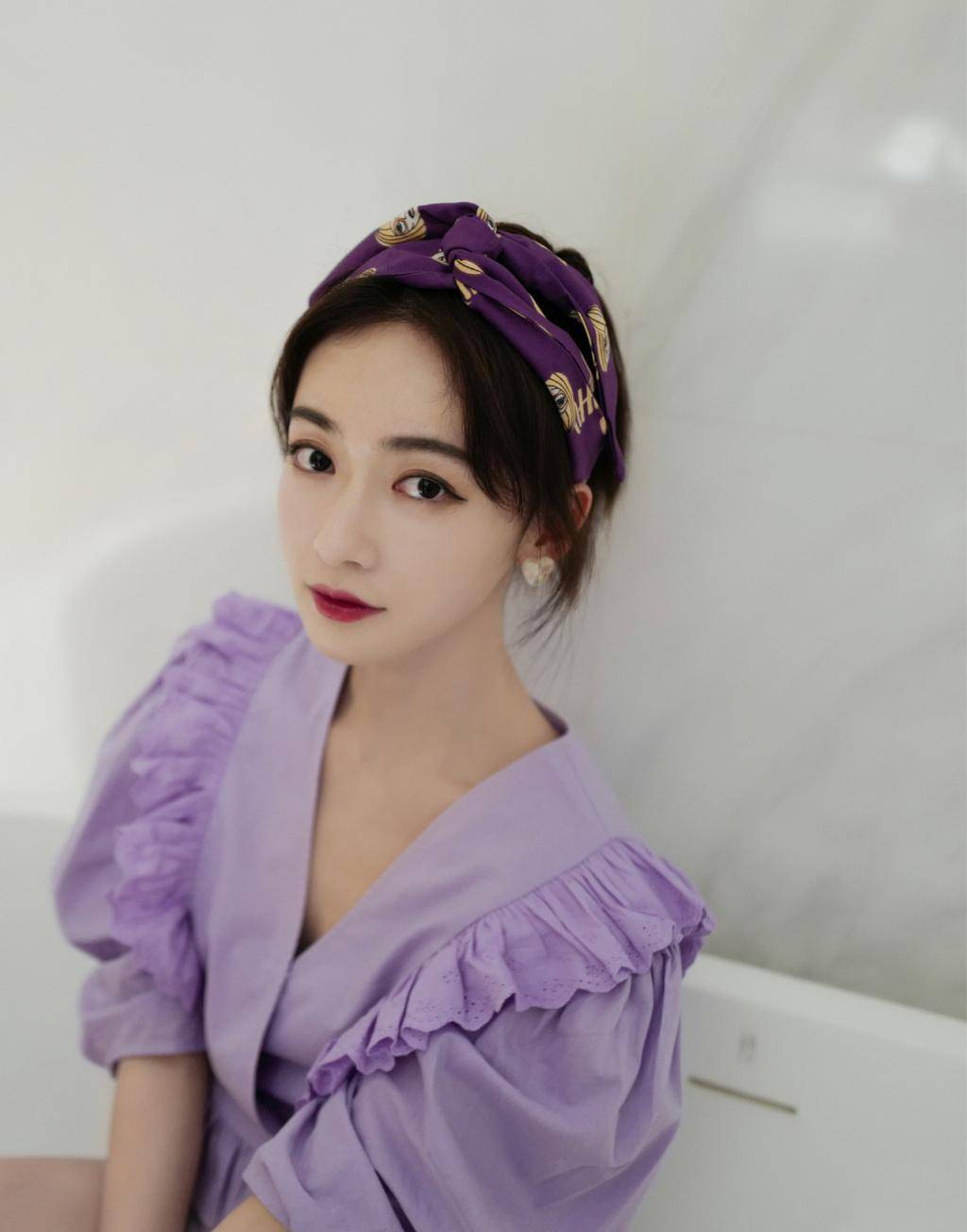 她得于正力捧今成一线女星穿紫色灯笼袖上衣配发带复古甜美