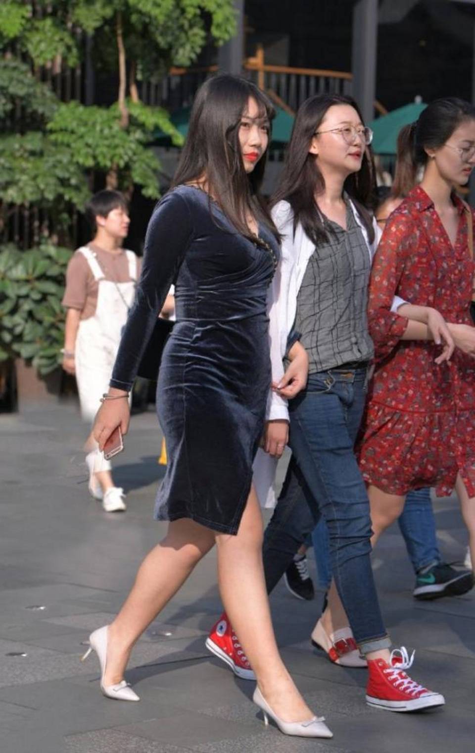 路人街拍夏日搭配开叉阔腿裤彰显出时髦的女性魅力