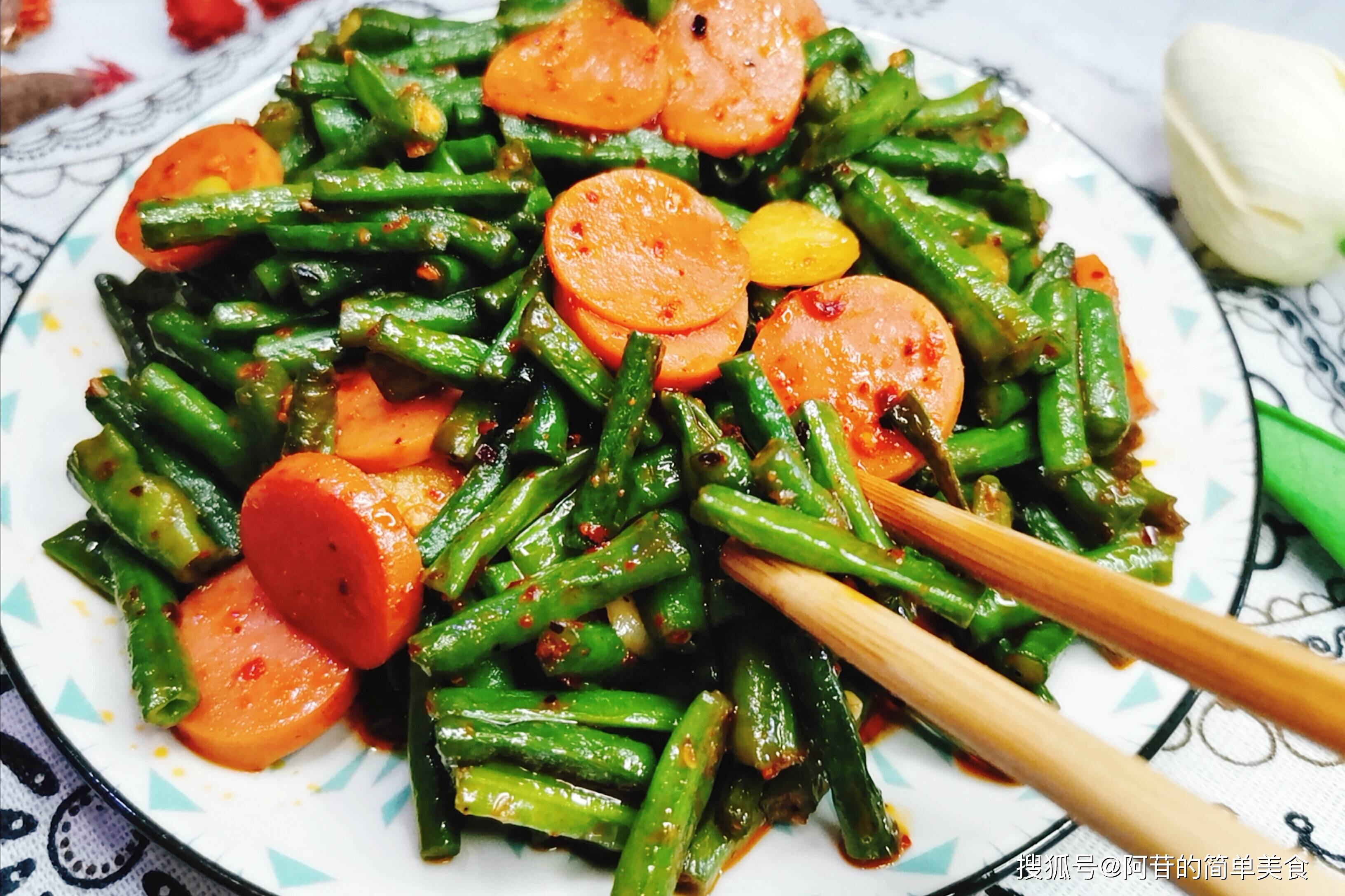 原创长豆角炒火腿肠超级简单的家常菜今天加点辣更加有味道