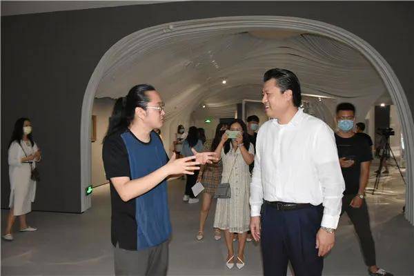 亿达控股董事长孙桐民先生与艺术家赵露