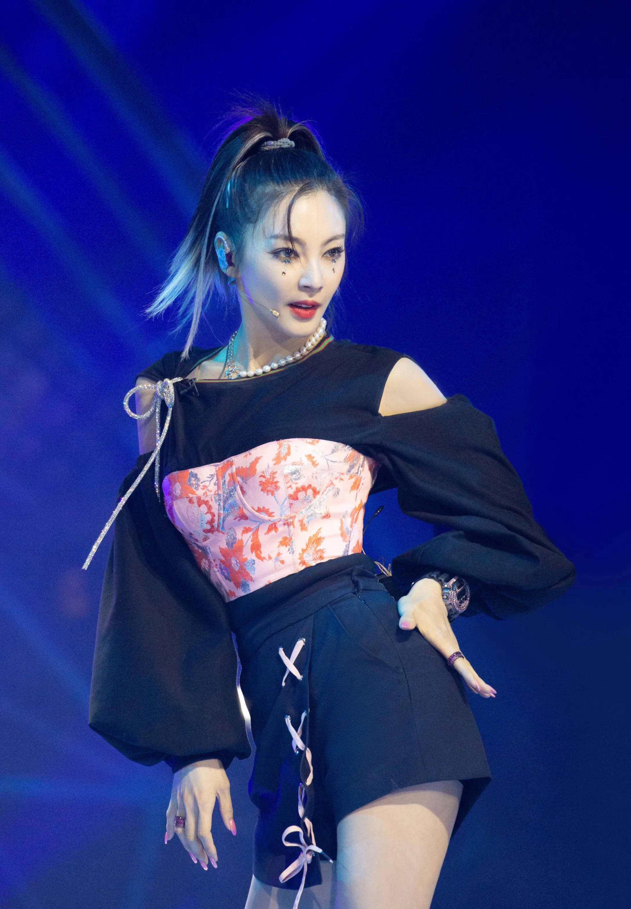 自诩在哪都是c位的张雨绮,四公现场为什么情绪失控?_舞台