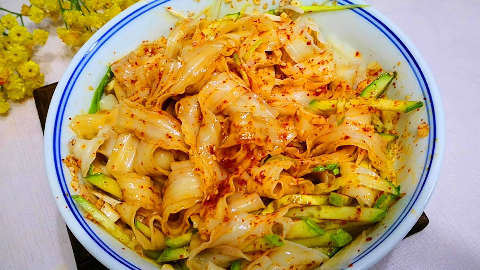 原创天热了,最爱这碗"快手面",8分钟就上桌,比吃凉皮还过瘾!