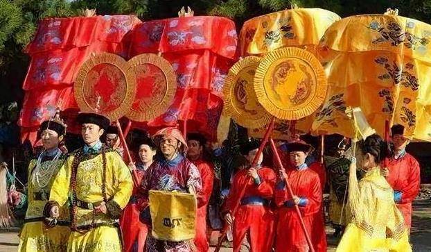 皇帝皇后出行时，陪同的太监宫女都要举着2个大扇子，有什么作用?_仪仗
