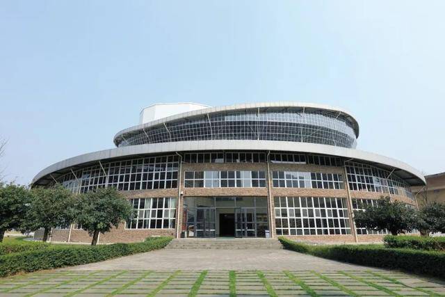 四川省唯一一所公办艺术类综合高职院校享有艺术家摇篮的美誉