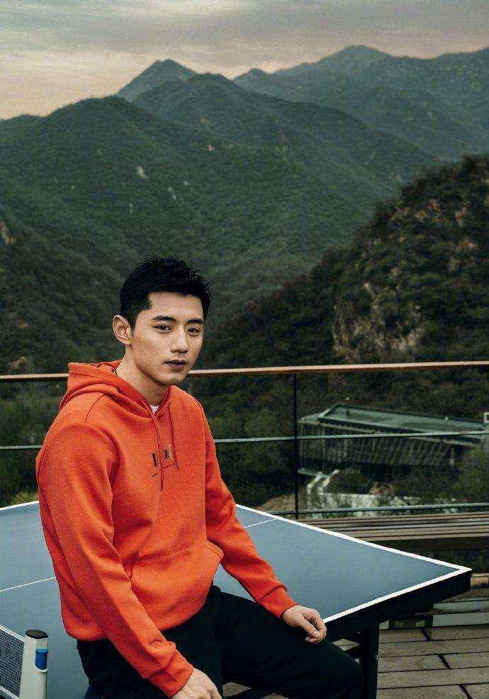 张继科跟镜子动作不一,秒变大型灵异现场,让人震撼.