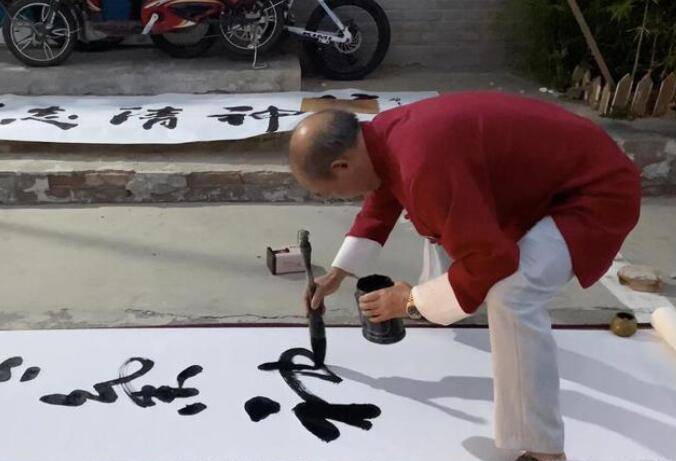 原创74岁教师退休成北漂,街头写书法卖字,一天收入500元!