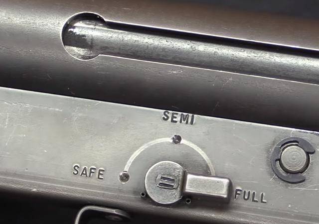 m76的保险 m/45和m76的金属折叠枪托是非常相似的,造型非常像.