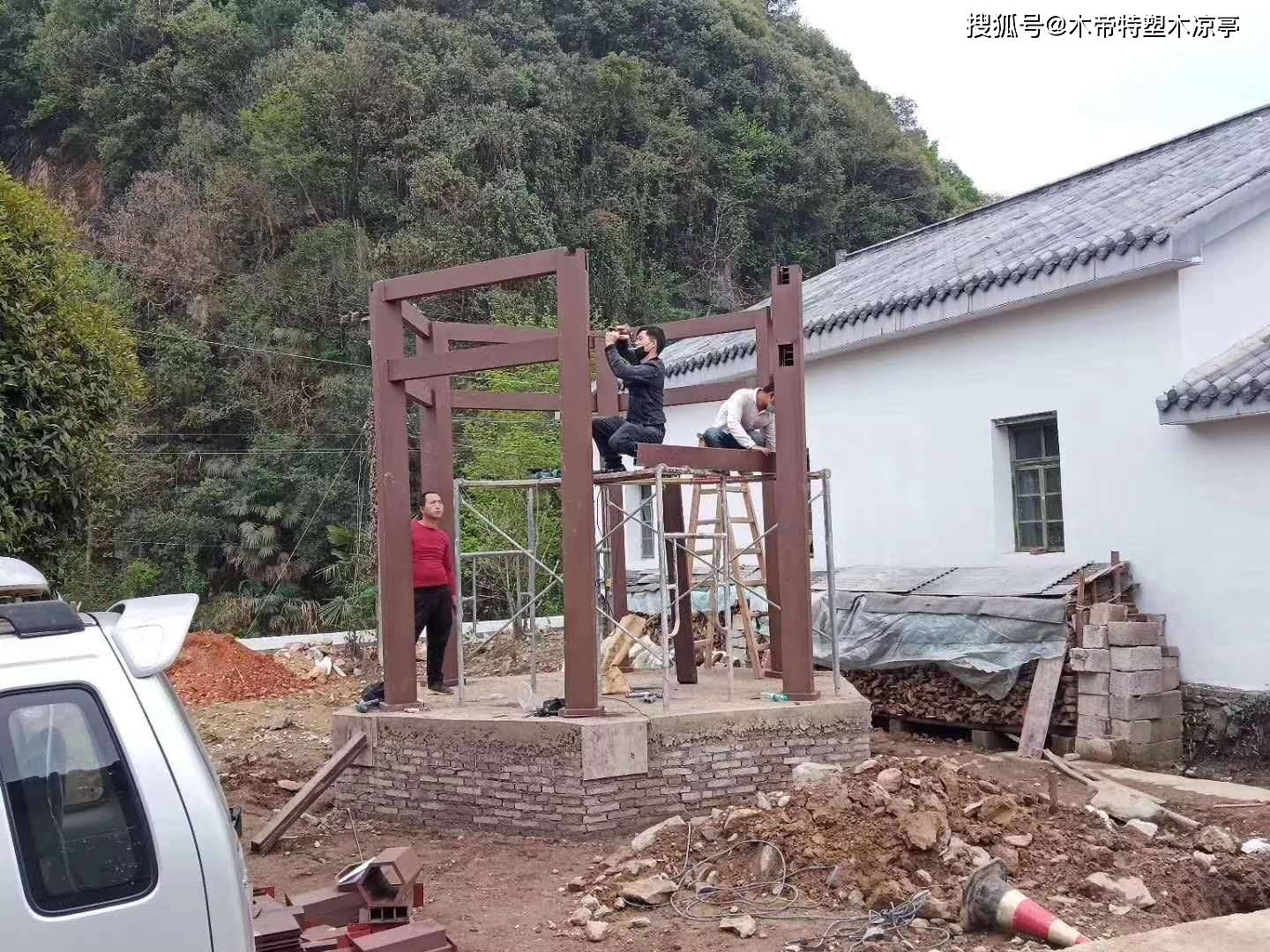 户外塑木凉亭或塑木葡萄架立柱柱脚底板固定方法及注意事项