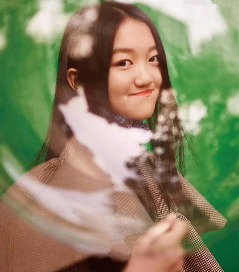 原创14岁李嫣被网友偶遇染金发打扮成熟继承王菲气质拍照太有范