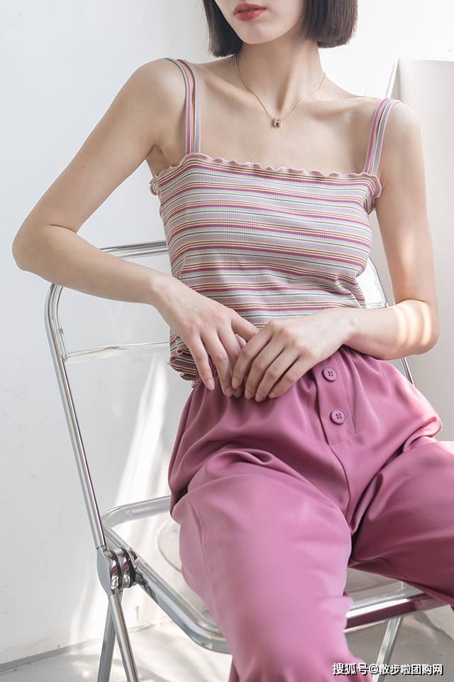 小吊带搭配牛仔短裤