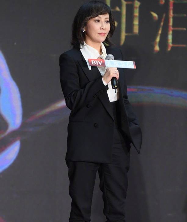 刘嘉玲现身发布会,一身黑造型a到爆,却被靴子意外抢镜?_西装