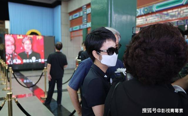 沈力遗体告别式举行:倪萍对着镜头哭,朱军和白岩松一边走一边哭