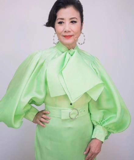 原创tvb潮姐汪明荃穿印花西装驴蹄鞋洋气吸睛72岁一点不服老
