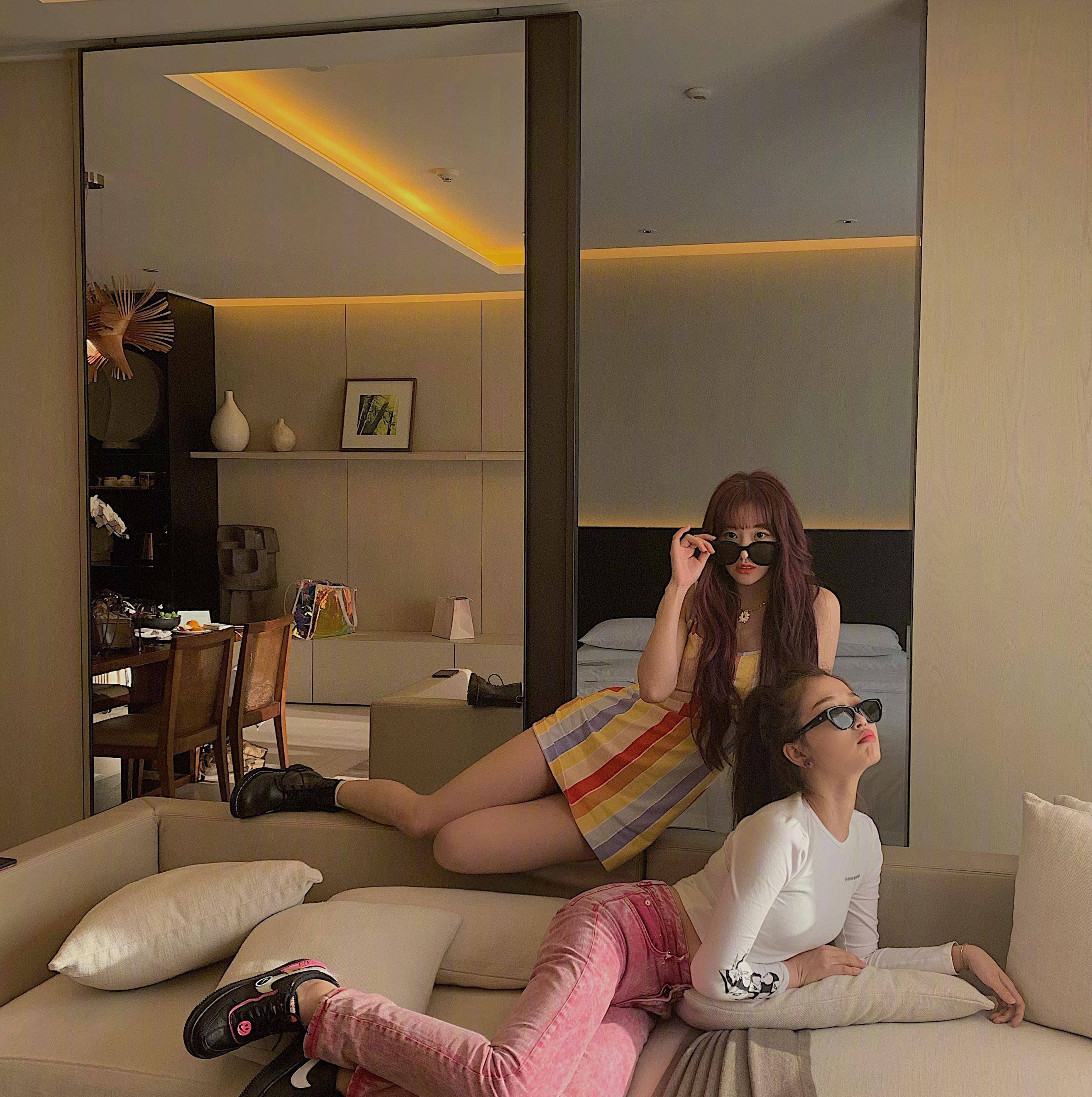 原创身材好才重要,虞书欣t恤配粉色牛仔裤,斜躺沙发比孔雪儿更迷人