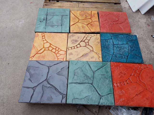 也是我们平时常见的压花地坪,或者彩色混凝土.