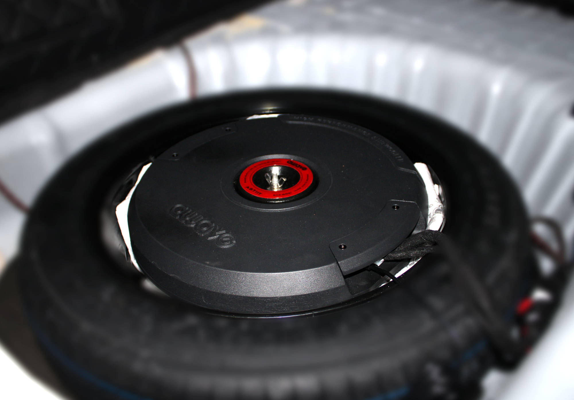 爱威11寸备胎炮隐藏安装在后备箱.低频扎实有力,音乐变得丰满立体.