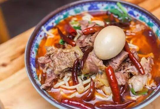 做羊肉板面和面时一斤面粉加多少蓬灰?多少盐?_面团