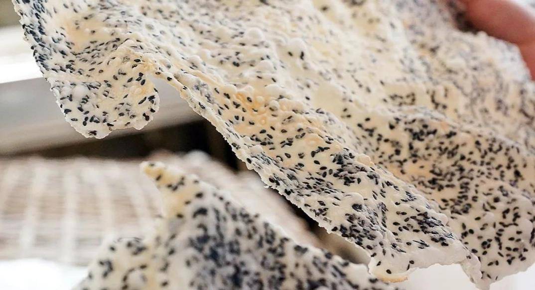 来到广西东兴不得不吃一种美食大如草帽薄得连风都可以吹走