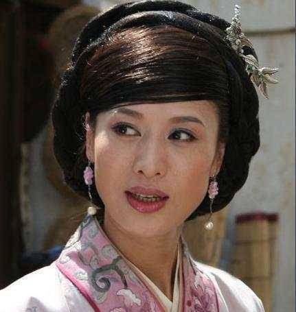 被誉为"最美扈三娘"的郑爽:逐渐被人遗忘,如今54岁还没有结婚