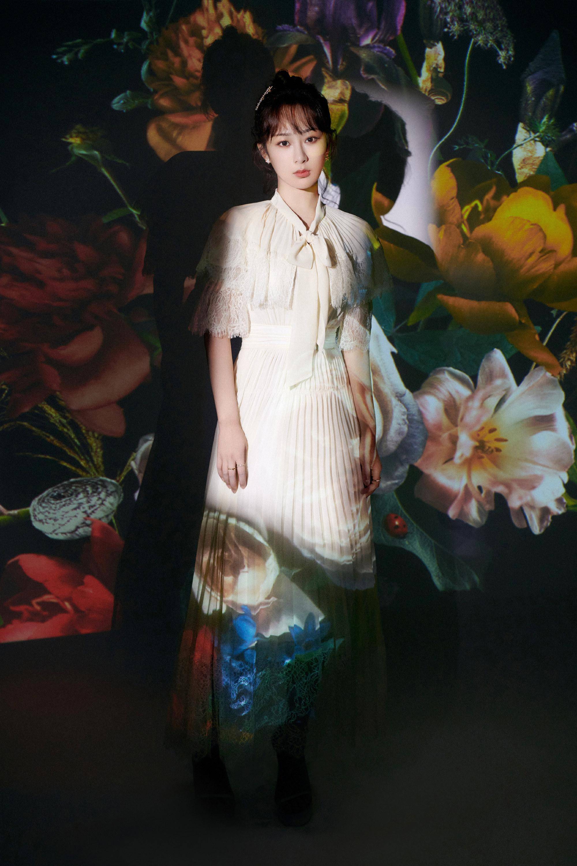 原创杨紫变身人鱼公主黑色鱼尾裙浪漫显气质时尚表现力超高