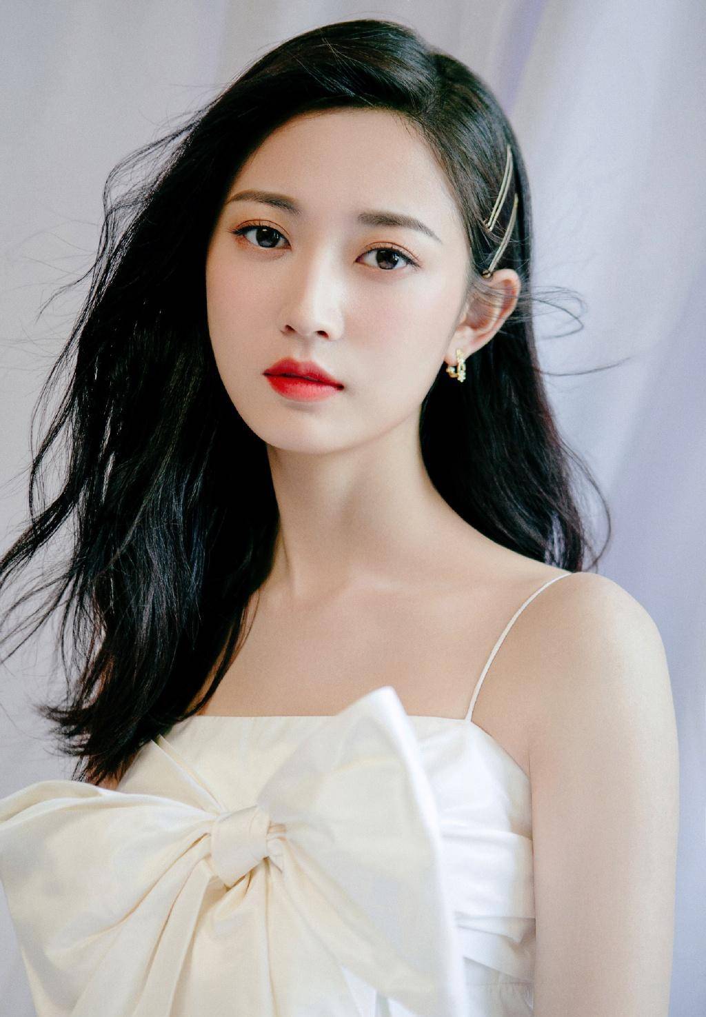 露出一张标志,清秀的脸蛋,脸上略微带点肉的陈钰琪看着反而更加可爱了