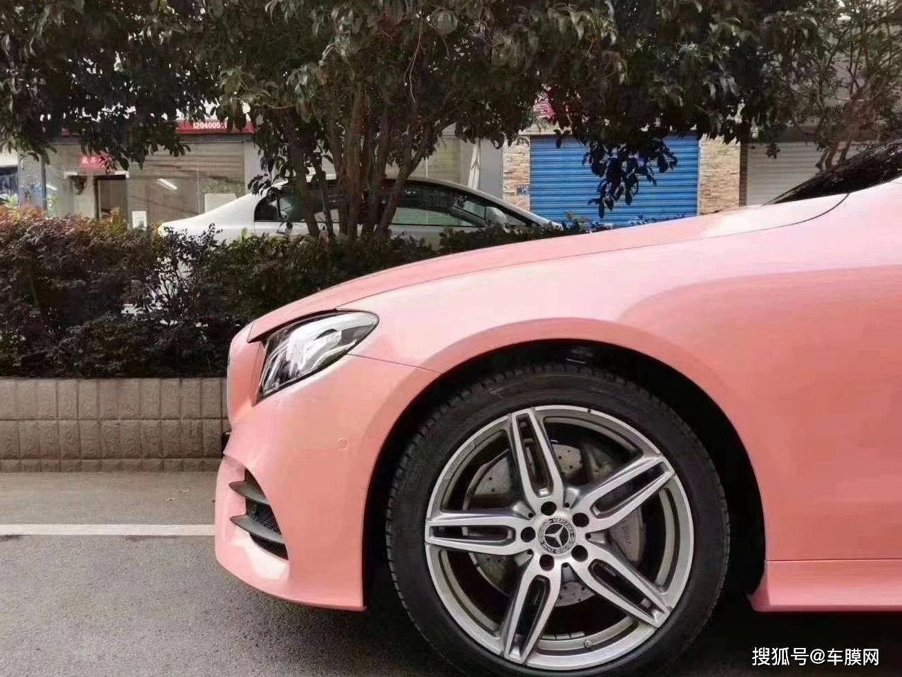 奔驰e260贵族尊享水晶佩奇粉改色膜效果图