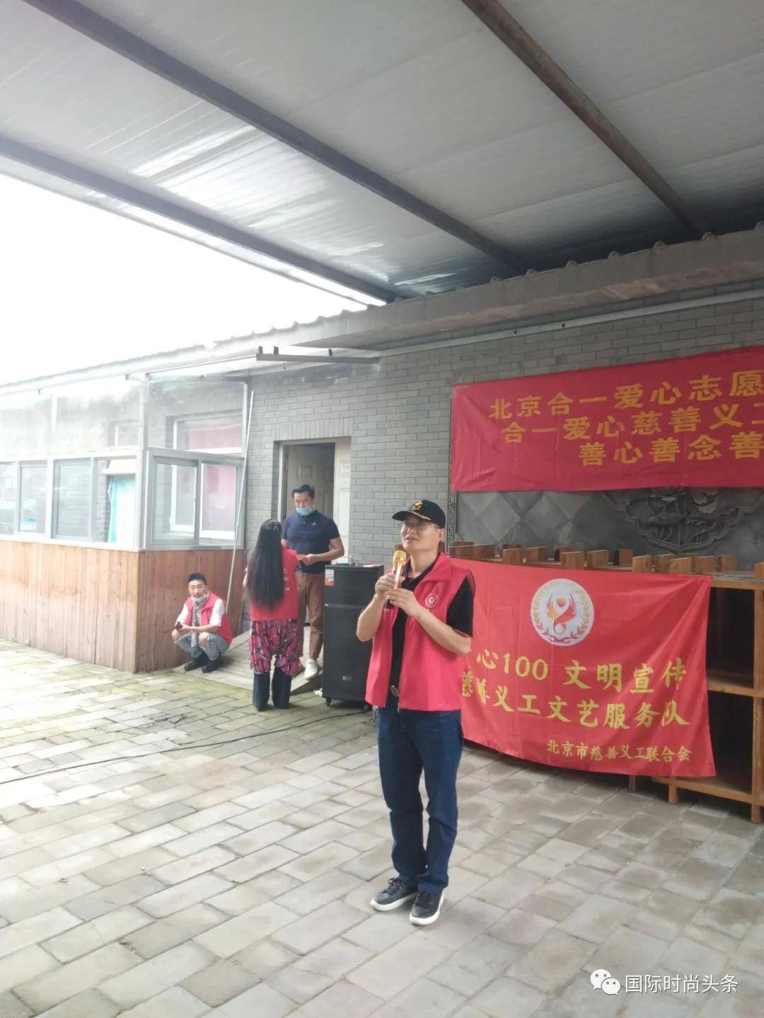 服务队创始人齐航爱心义工郝运 王海燕杨梵意 沈桂霞崔长荣 闫伟恒