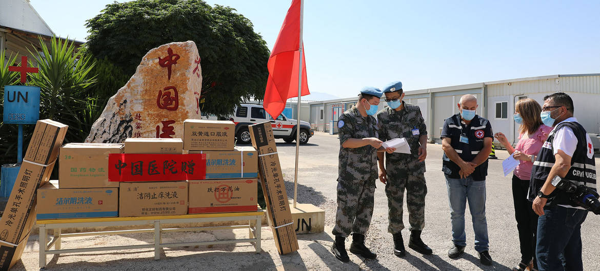 中国赴黎巴嫩维和医疗队向当地红十字会捐赠医疗物资