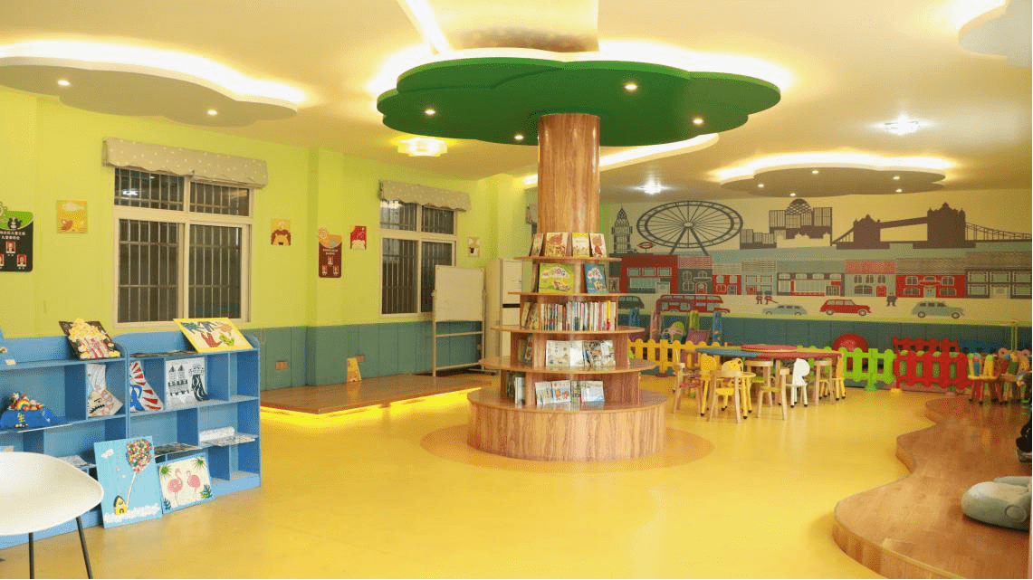 8月3日,走进莲池社区儿童之家,志愿者何爱利正和社区工作人员一起总结