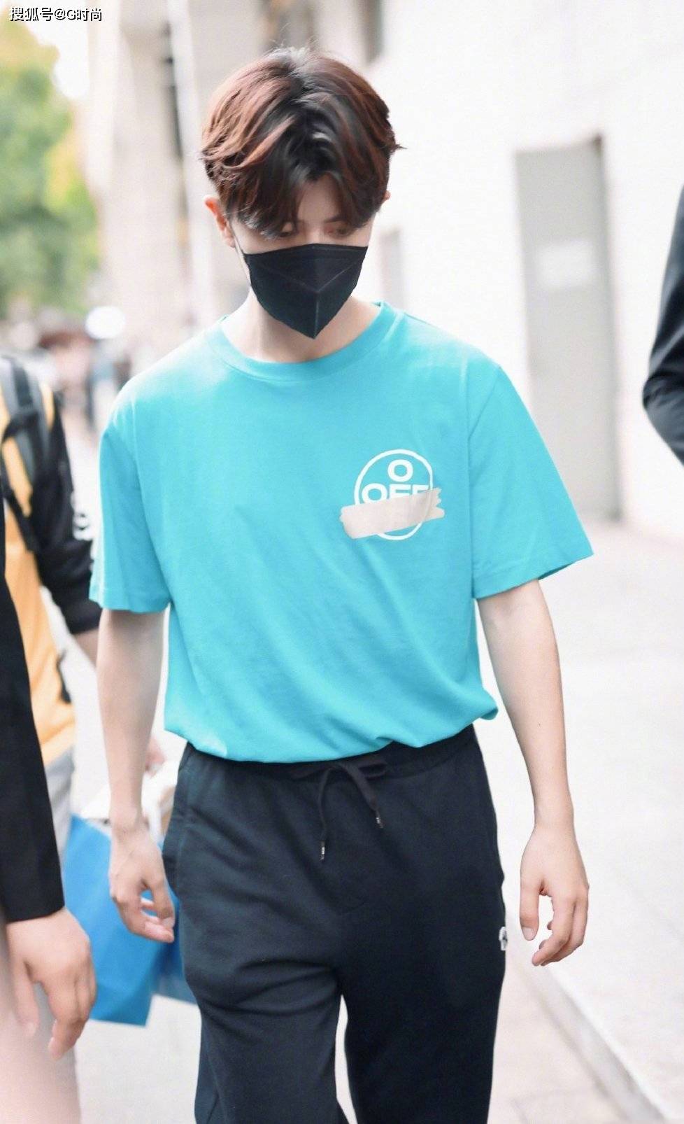 任嘉伦身穿蓝色短袖t恤搭配黑色运动裤清爽又干净