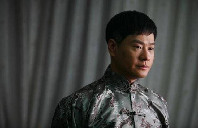 双耳失聪的连奕名,为娶"小三"抛妻弃女,48岁满头白发无戏可拍_手机