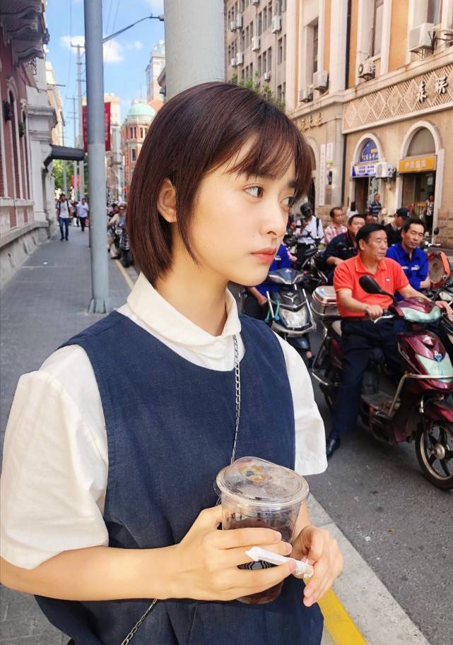 看沈月的私服清新靓丽,休闲装也穿出初恋感_衣服