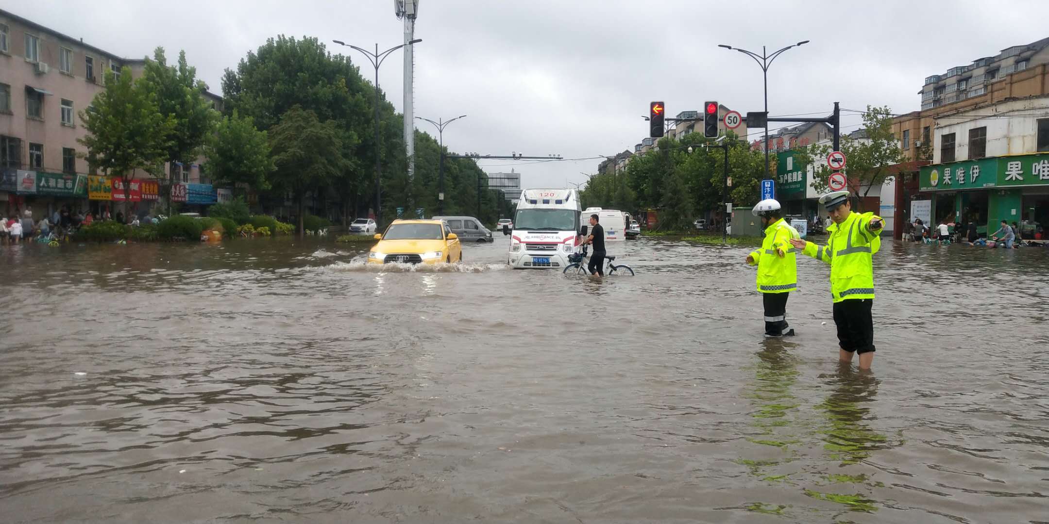 汴梁公安|暴雨突降 开封市交警一大队全警上路报平安