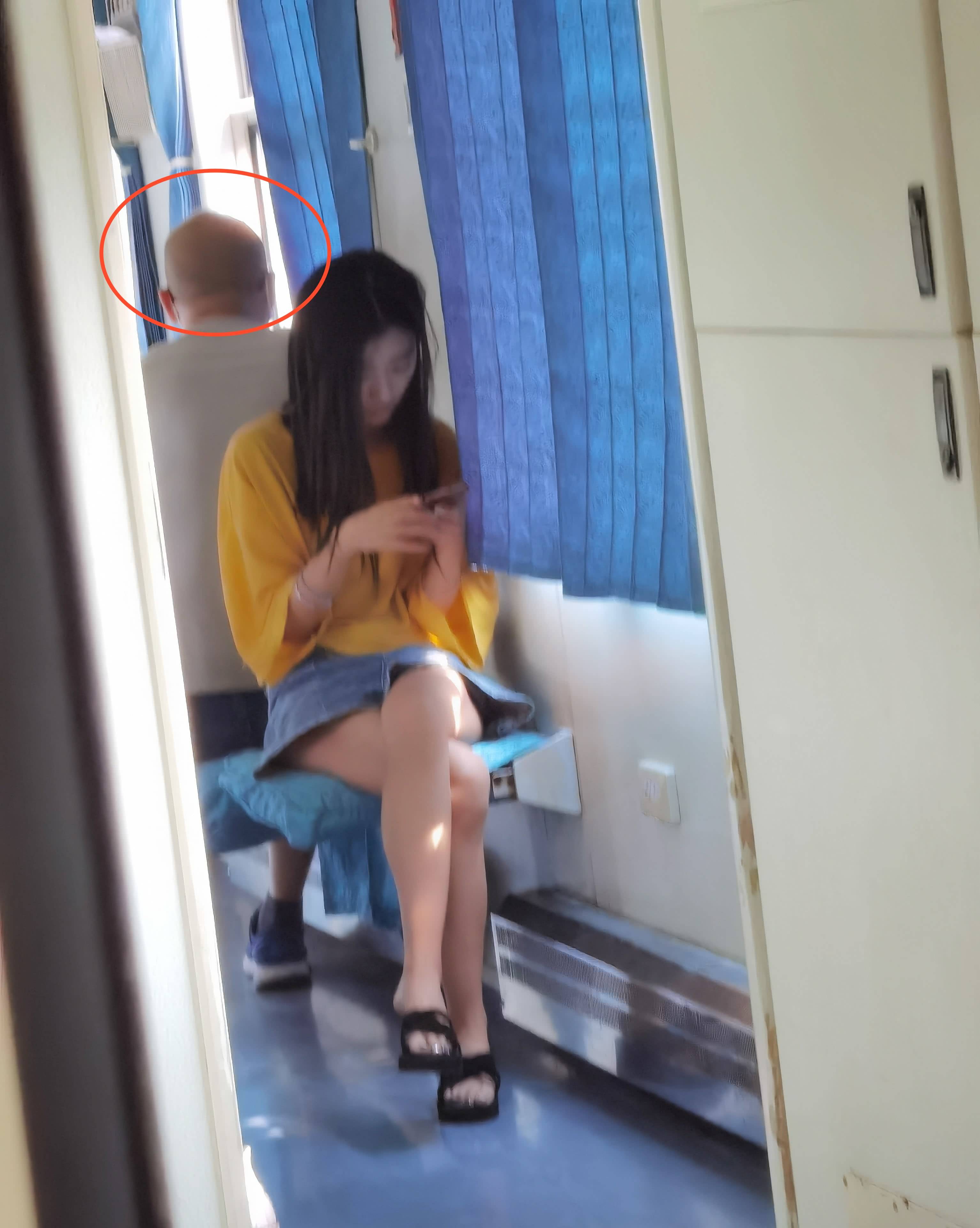 原来这张照片的亮点不是美女本身而是她身后的光头大叔