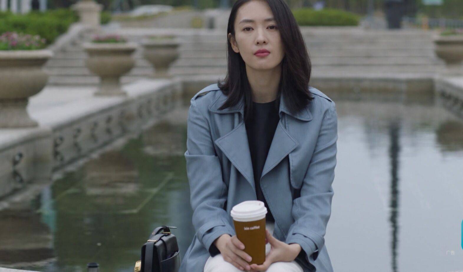 原创《三十而已》顾佳为疗情伤去旅行,酒吧遇帅哥搭讪,果断扔掉婚戒